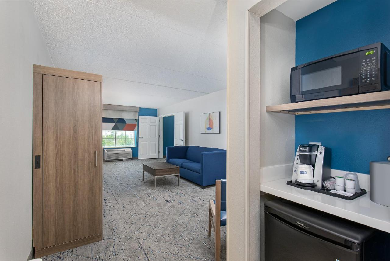 Holiday Inn Express & Suites Columbus At Northlake By Ihg Exterior photo