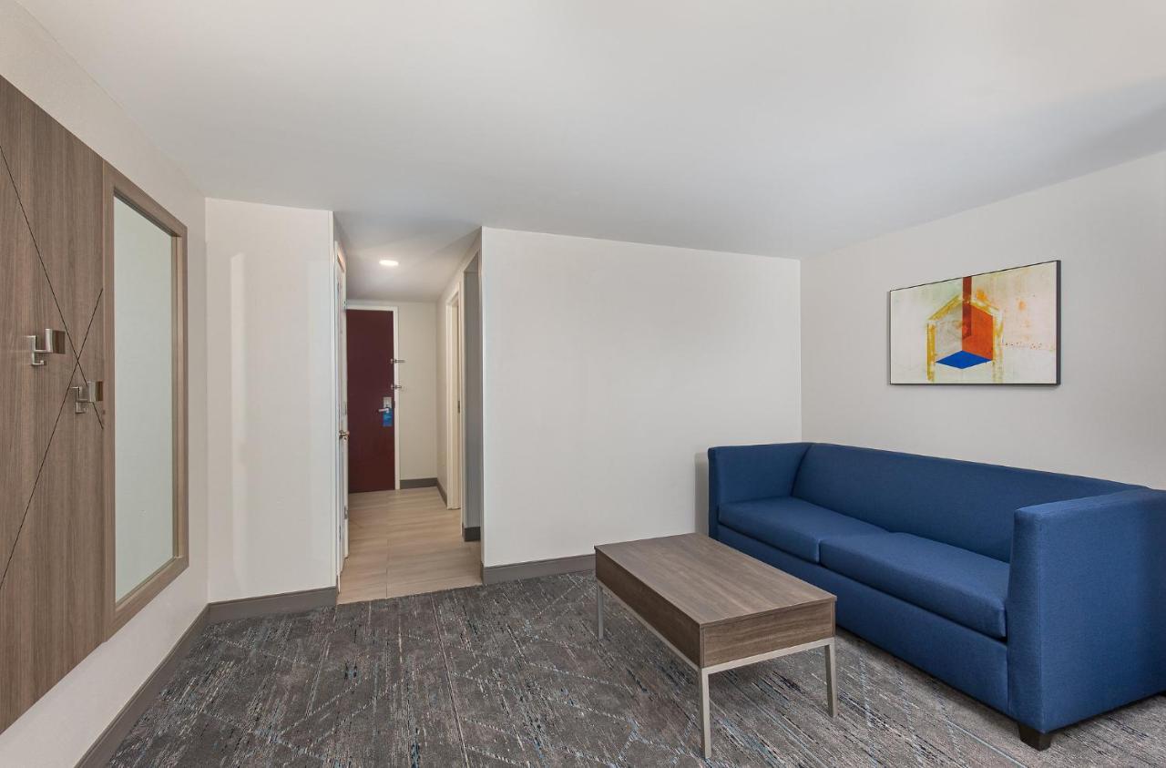 Holiday Inn Express & Suites Columbus At Northlake By Ihg Exterior photo