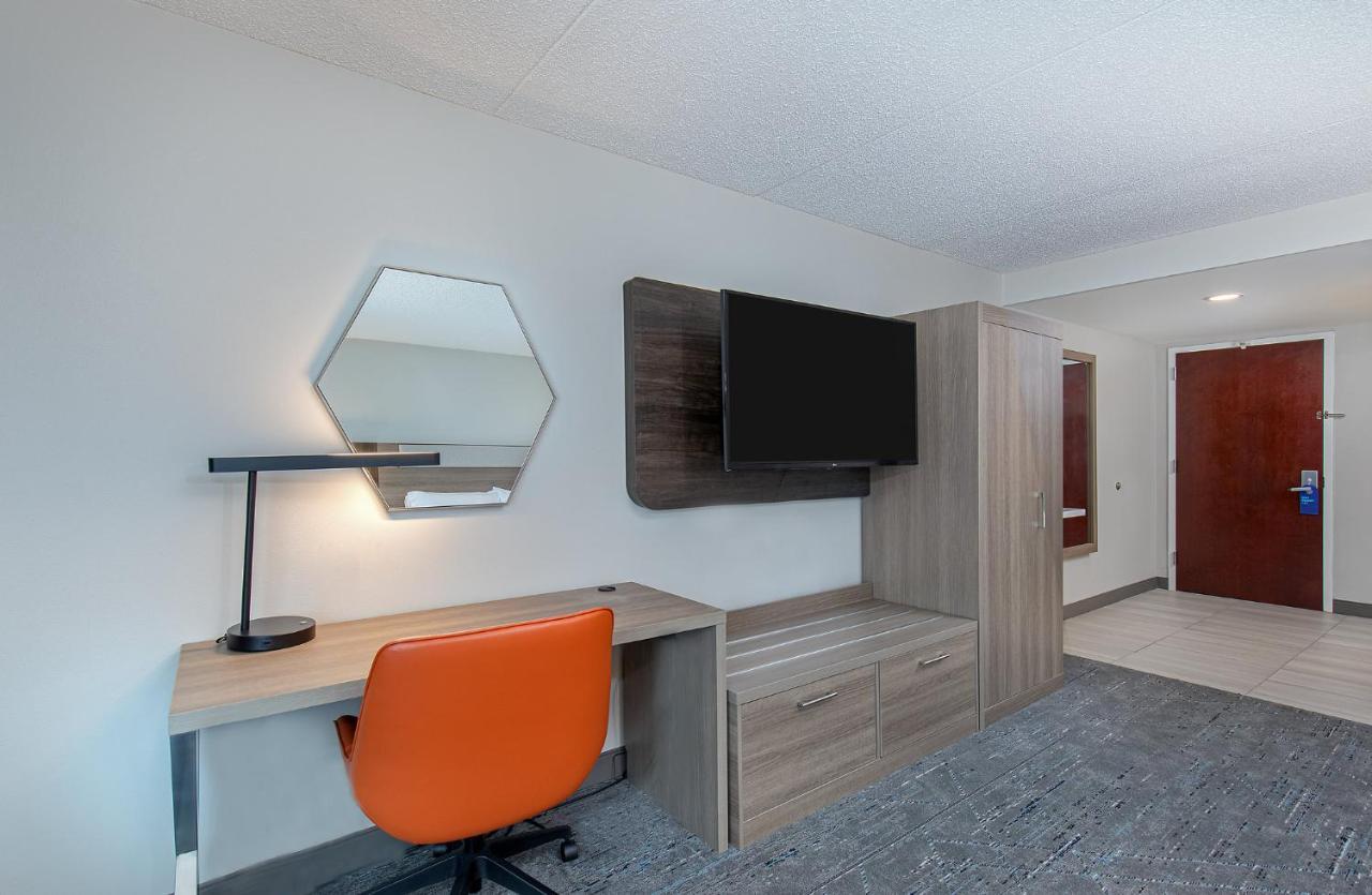 Holiday Inn Express & Suites Columbus At Northlake By Ihg Exterior photo