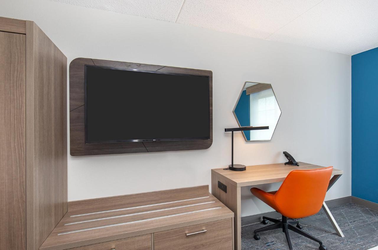 Holiday Inn Express & Suites Columbus At Northlake By Ihg Exterior photo