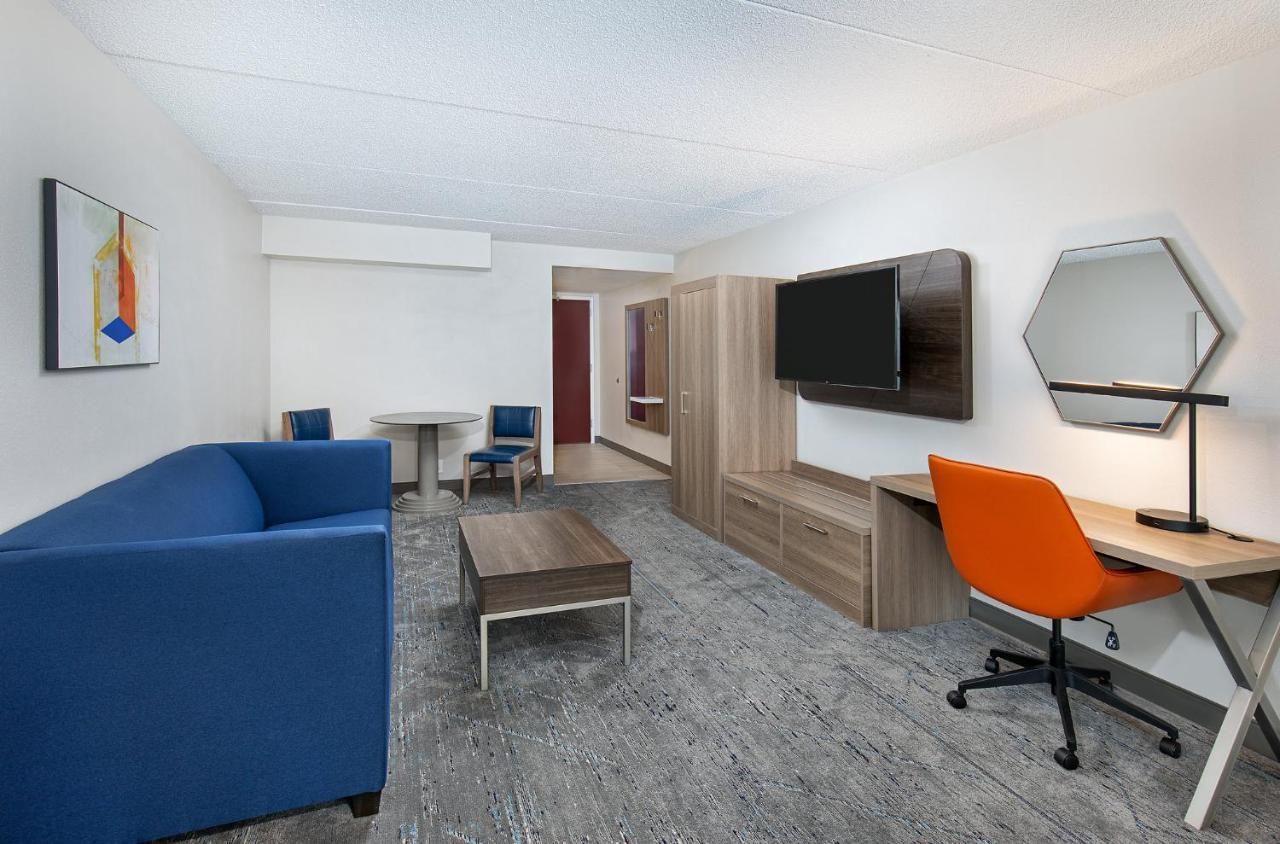 Holiday Inn Express & Suites Columbus At Northlake By Ihg Exterior photo