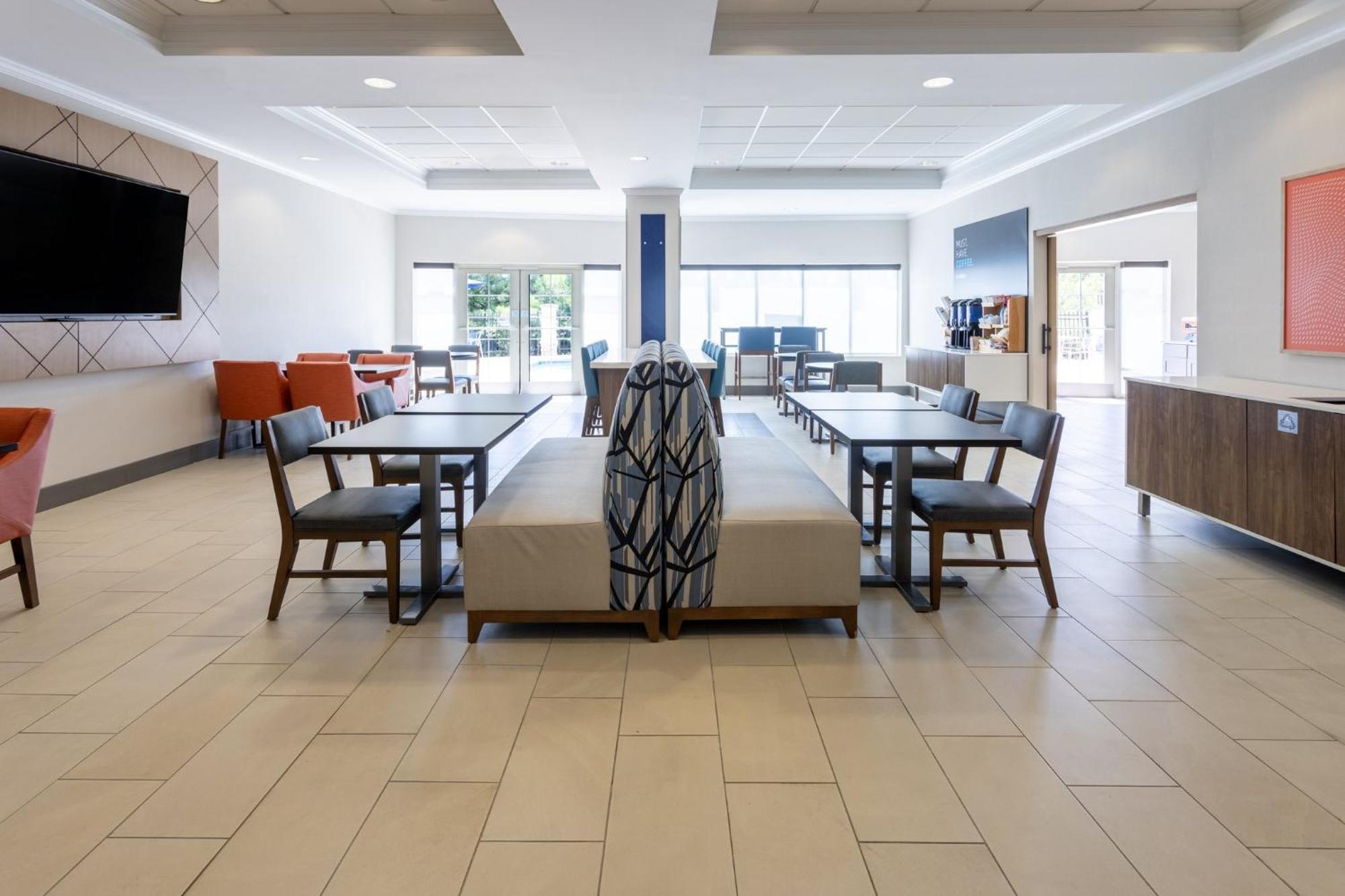 Holiday Inn Express & Suites Columbus At Northlake By Ihg Exterior photo