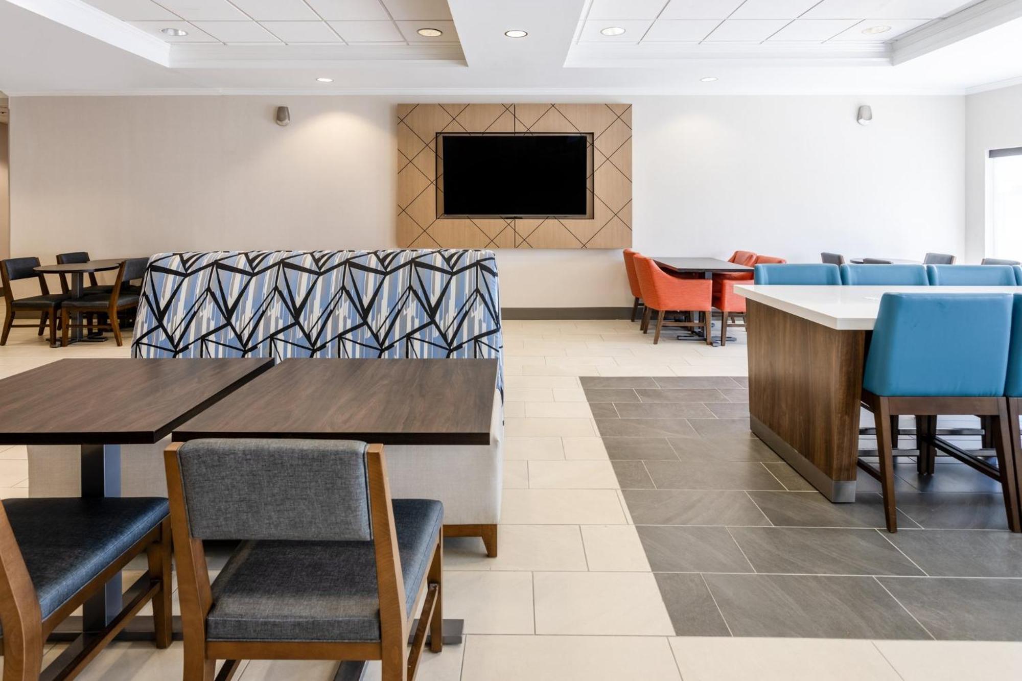 Holiday Inn Express & Suites Columbus At Northlake By Ihg Exterior photo