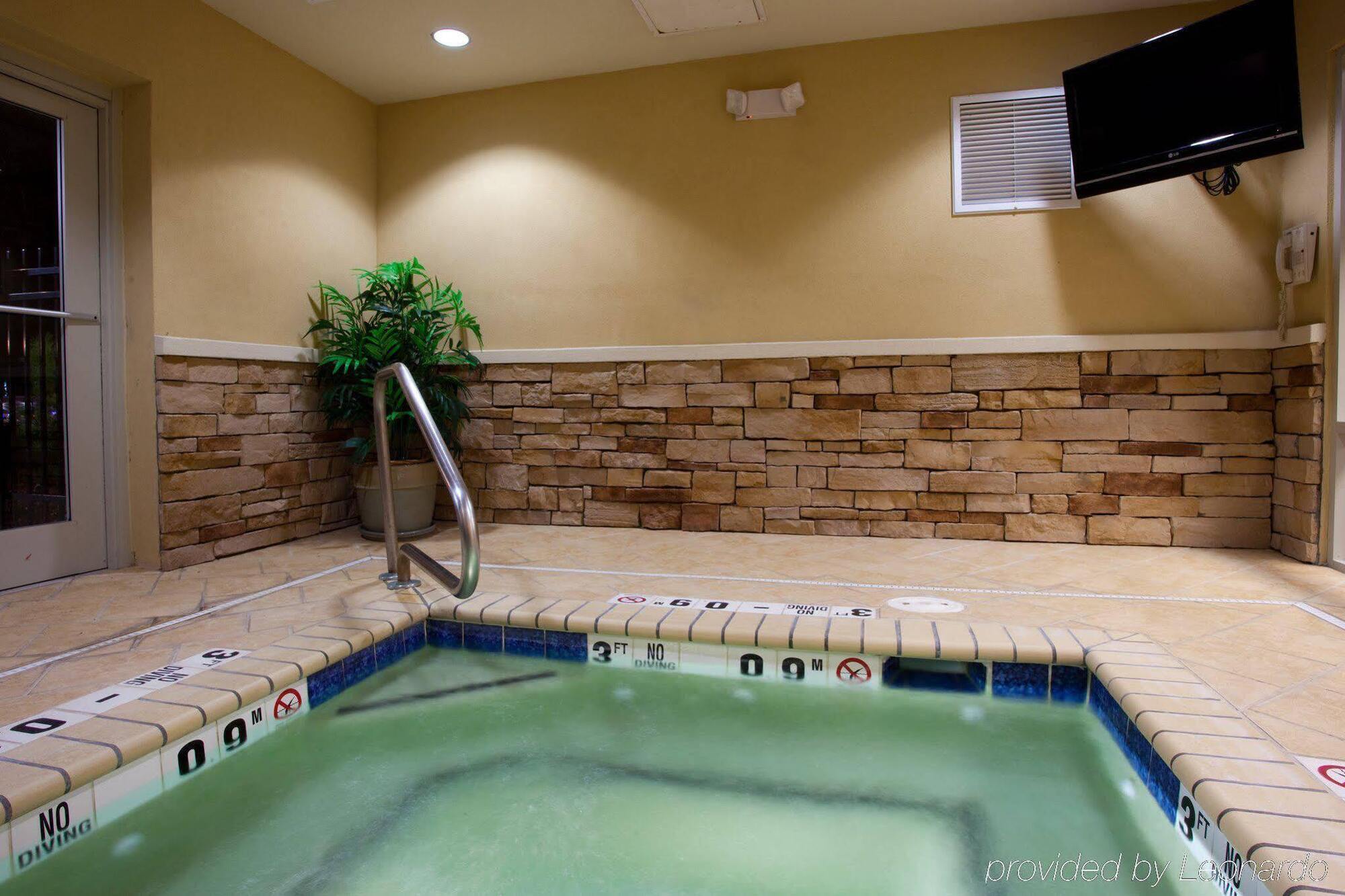 Holiday Inn Express & Suites Columbus At Northlake By Ihg Exterior photo
